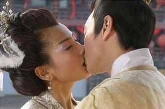 赵丽颖床戏吻戏脱戏,床戏吻戏脱戏，情感纠葛引观众热议