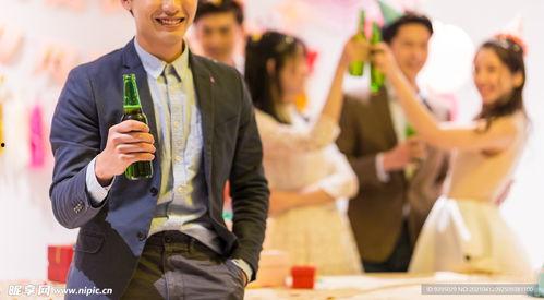 喝酒干杯的图片,畅饮欢乐的视觉盛宴