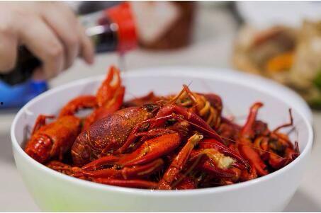 吃小龙虾视频,辣味十足！一起探秘小龙虾美食之旅