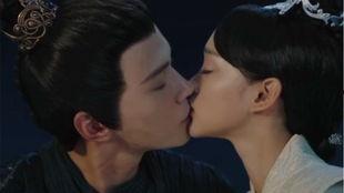 男女吻吻床戏,浪漫床戏中的爱情火花