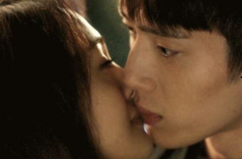 男女吻吻床戏,浪漫床戏中的爱情火花