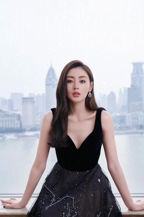 张天爱图片,光影交织下的时尚女神