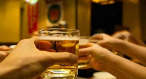 一人喝酒图片,品味人生的一杯酒